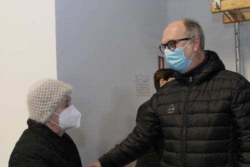 Il vicegovernatore con delega alla Salute Riccardo Riccardi durante la visita alla palestra di Latisana adibita a centro vaccinale  