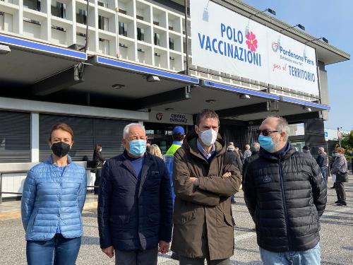 L'esterno del punto vaccinale presente in Fiera a Pordenone. Nella foto il vicegovernatore con delega alla Salute Riccardo Riccardi insieme al sindaco di Pordenone Alessandro Ciriani, il vicesindaco Eligio Grizzo e il consigliere regionale Mara Piccin