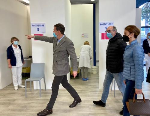 Il Vicegovernatore della Regione visita il centro vaccinale della Fiera di Pordenone con il direttore sanitario di Asfo Michele Chittaro e il consigliere regionale Mara Piccin