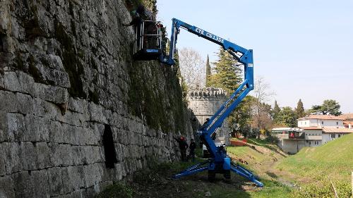 Operai forestali regionali al lavoro al Castello di Gradisca