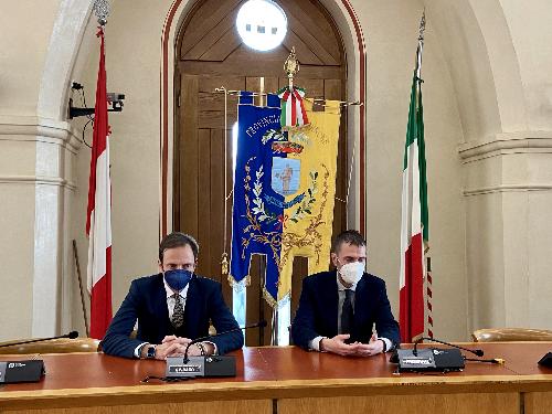 Il governatore della Regiome Massimiliano Fedriga insieme al sindaco di Pordenone Alessandro Ciriani in sala consiliare del Municipio
