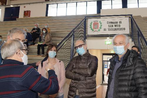 Il vicegovernatore del Friuli Venezia Giulia con delega alla Salute, Riccardo Riccardi, con il sindaco di San Vito al Tagliamento, Antonio Di Bisceglie e il consigliere regionale Alfonso Singh al centro vaccinale allestito nel locale Palasport.