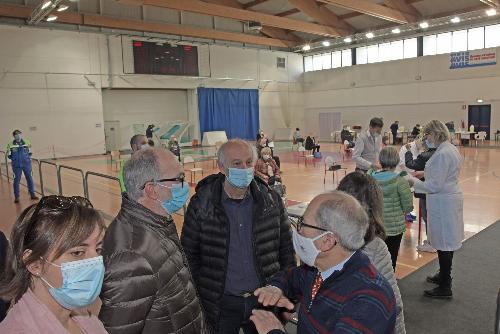 Il vicegovernatore del Friuli Venezia Giulia con delega alla Salute, Riccardo Riccardi, con il sindaco di San Vito al Tagliamento, Antonio Di Bisceglie e il consigliere regionale Alfonso Singh al centro vaccinale allestito nel locale Palasport.