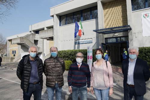 Il vicegovernatore del Friuli Venezia Giulia con delega alla Salute, Riccardo Riccardi, con il sindaco di San Vito al Tagliamento, Antonio Di Bisceglie e il consigliere regionale Alfonso Singh al centro vaccinale allestito nel locale Palasport.