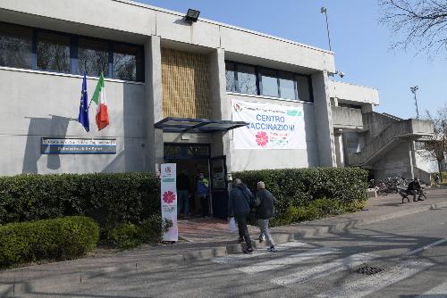 Il centro vaccinale di San Vito al Tagliamento allestito nel locale Palasport.