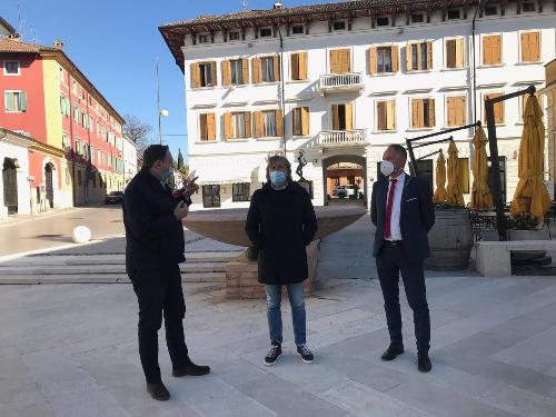 L'assessore regionale alle Attività produttive e turismo, Sergio Emidio Bini, con il sindaco di Cormons, Roberto Felcaro, e il direttore marketing di PromoTurismoFVG, Bruno Bertero, davanti alla futura sede dell'Infopoint regionale - Cormons, 8 aprile 2021