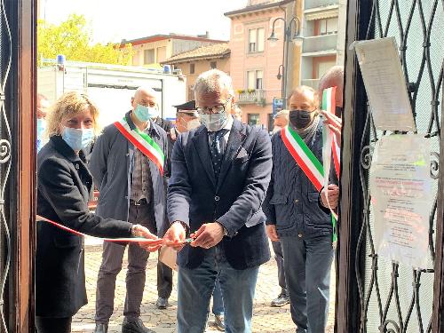 L'assessore Zilli con il presidente del Consiglio regionale Piero Mauro Zanin inaugurano la mostra fotografica dedicata alle attività del gruppo in Fvg e all'estero