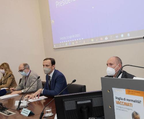 Il governatore del Friuli Venezia Giulia, Massimiliano Fedriga, e il vicegovernatore con delega alla Salute, Riccardo Riccardi, durante la presentazione del nuovo strumento di prenotazione dei vaccini anti Covid-19.