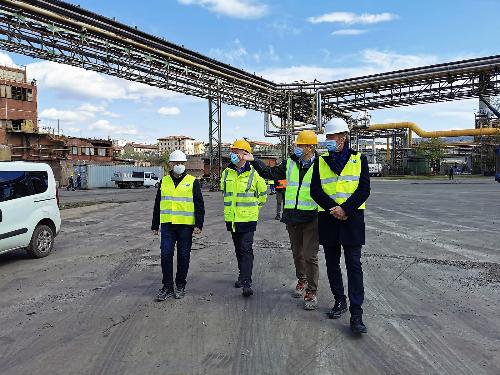 L'assessore regionale alla Difesa dell'Ambiente Fabio Scoccimarro durante il sopralluogo all'area della Ferriera