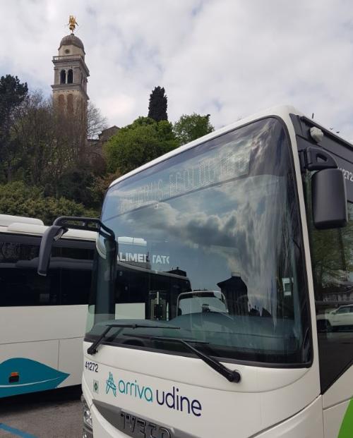 Uno dei 5 bus extraurbani Euro 6 a metano Cng (gas naturale compresso) di Arriva Udine presentati in piazza Primo maggio in occasione della Giornata mondiale della Terra.