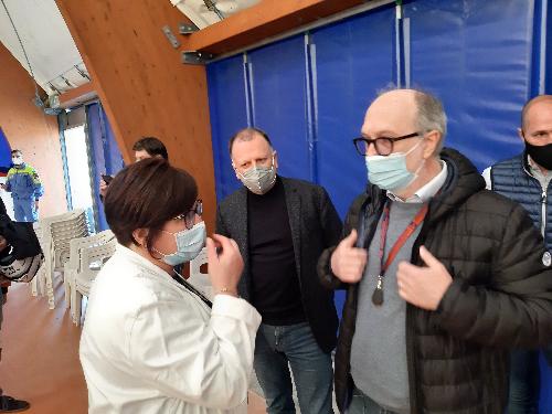 Il vicegovernatore Riccardo Riccardi nel corso della visita al centro vaccinale di Tarcento