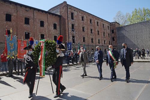 L'assessore Pierpaolo Roberti alla Risiera di San Sabba assieme alle altra autorità 