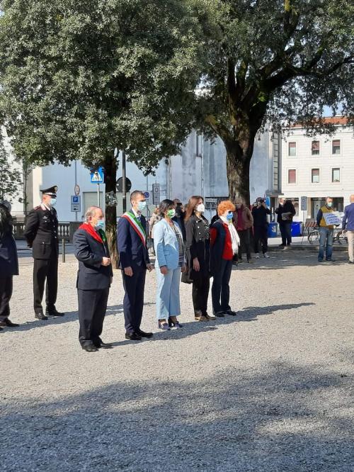 L'assessore Tiziana Gibelli assieme alle altre autorità alla cerimonia di Pordenone