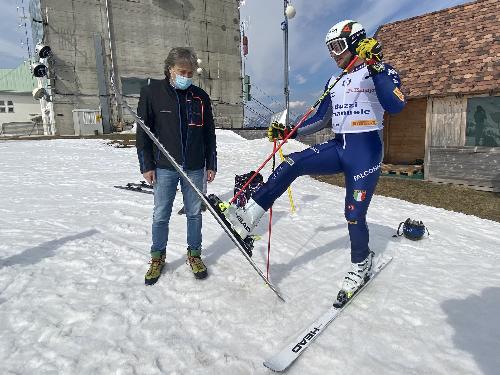 L'assessore regionale al Turismo Sergo Emidio Bini con l'atleta sappadino della Nazionale Emanuele Buzzi