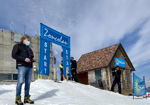 L'assessore regionale Sergio Emidio Bini vicino al cancelletto di partenza in vetta allo Zoncolan