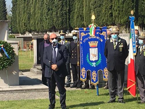 L'assessore regionale Sebastiano Callari mentre interviene alla cerimonia del 25 aprile a Monfalcone