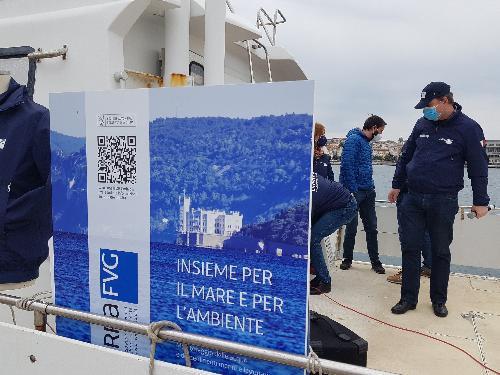 Il poster dell'iniziativa "A misura di mare: in viaggio per la sostenibilità", una serie di incontri organizzata da Arpa e dalla Regione, in collaborazione con l'Autorità di sistema portuale del mare Adriatico Orientale - Porti di Trieste e Monfalcone.