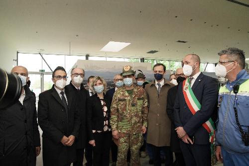 Nella foto da destra il sindaco di Gemona Revelant, il governatore del Friuli Venezia Giulia Massimiliano Fedriga, il commissario Figliuolo, l'assessore regionale Barbara Zilli e il vicegovernatore con delega alla Salute Riccardo Riccardi 