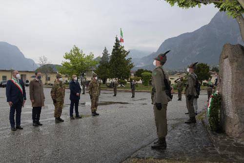 La deposizione della corona d'alloro alla caserma Goi-Pantanali in ricordo dei 29 militari, artiglieri e genieri della Julia, che persero la vita per il crollo della caserma nel '76.