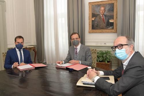 Il governatore Massimiliano Fedriga tra il vice Riccardo Riccardi e il neodirettore di Asufc Denis Caporale (primo a sinistra)