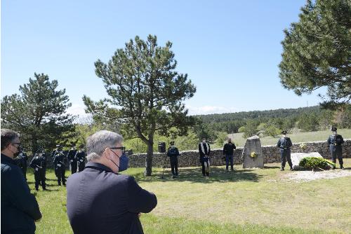 L'assessore regionale alle Autonomie locali, Sicurezza e Corregionali all'estero Pierpaolo Roberti (a sinistra nella foto) e il prefetto Valerio Valenti alla Foiba di Basovizza alla commemorazione dei 97 finanzieri trucidati nel 1945 dai titini