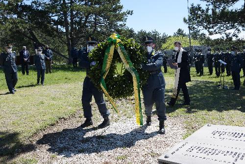 Deposizione della corona d'alloro in ricordo dei militari delle fiamme gialle infoibati