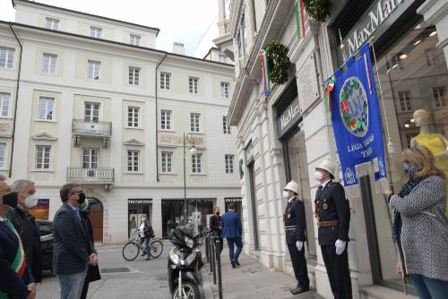 L'assessore regionale alle Autonomie locali, Sicurezza e Corregionali all'estero Pierpaolo Roberti sosta davanti alla targa che ricorda in via Imbriani a Trieste i Caduti del 5 maggio 1945