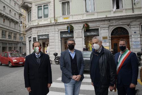 L'assessore regionale alle Autonomie locali, Sicurezza e Corregionali all'estero Pierpaolo Roberti (secondo da sinistra) alla cerimonia in ricordo dei Caduti di via Imbriani a Trieste. Da sinistra a destra: il consigliere regionale Claudio Giacomelli, Roberti, il presidente della Lega Nazionale Trieste Paolo Sardos Albertini e il vicesindaco di Trieste Paolo Polidori