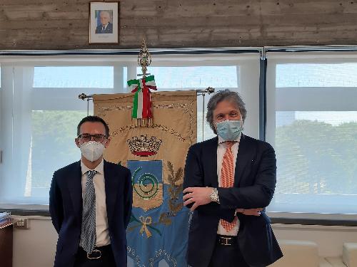 L'assessore regionale Sergio Emidio Bini con il sindaco di Lignano Luca Fanotto.