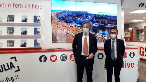 L'assessore regionale al Turismo Sergio Emidio Bini e il sindaco di Lignano Sabbiadoro Luca Fanotto visitano il rinnovato infopoint di Sabbiadoro