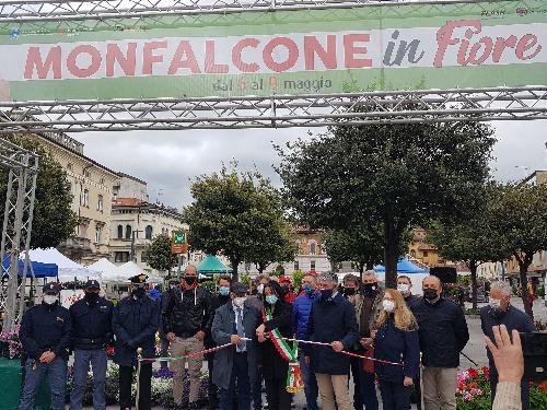 Il momento del taglio del nastro di Monfalcone in fiore