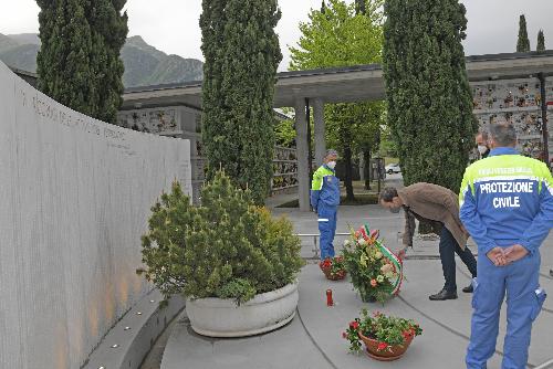 Il governatore della Regione Massimiliano Fedriga mentre depone una corona di fiori al cimitero di Gemona in memoria delle vittime del terremoto del '76.