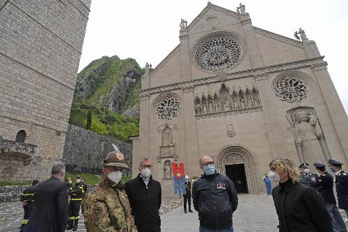 Il vicegovernatore della Regione Riccardo Riccardi insieme al presidente del Consiglio Piermauro Zanin e all'assessore alle Finaze Barbara Zilli davanti al duomo di Gemona in occasione delle celebrazioni del 45. anniversario del sisma che sconvolse il Friuli nel 1976