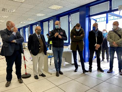 Il vicegovernatore della Regione Riccardo Riccardi insieme al presidente di Confindustria Alto Adriatico Michelangelo Agrusti e il sindaco di Pordenone Alessandro Ciriani nell'hub vaccinale allestito all'ex Seleco