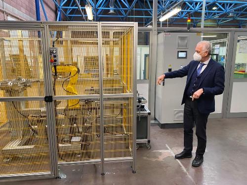 Il vicegovernatore del Friuli Venezia Giulia, Riccardo Riccardi, in occasione dell’inaugurazione dell’isola robotica dell’officina dell’Istituto di istruzione superiore Linussio di Codroipo