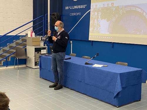 Il vicegovernatore del Friuli Venezia Giulia, Riccardo Riccardi, in occasione dell’inaugurazione dell’isola robotica dell’officina dell’Istituto di istruzione superiore Linussio di Codroipo