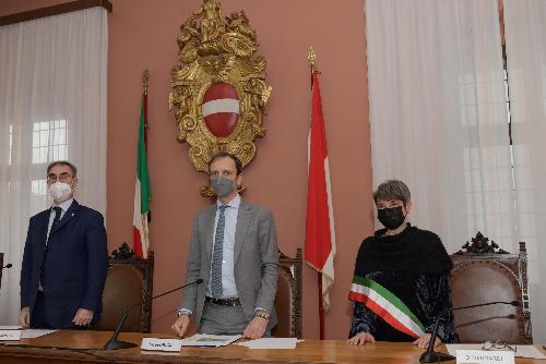 Il governatore del Friuli Venezia Giulia Massimiliano Fedriga, al centro, con l'Ad di Anas Massimo Simonini e il sindaco di Cividale del Friuli Daniela Bernardi