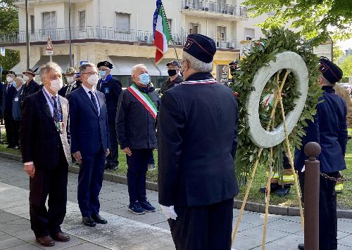 Una fase della cerimonia in ricordo delle vittime del terrorismo svoltasi oggi a Pordenone