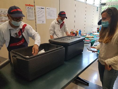 Gli addetti della Sodexo al lavoro.