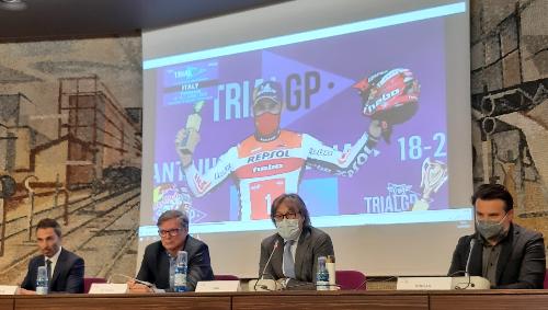 L'assessore regionale alle Attività produttive e turismo, Sergio Emidio Bini con (da sinistra a destra) il vicepresidente del Consiglio regionale Stefano Mazzolini, il presidente della Camera di Commercio Giovanni Da Pozzo,  il sindaco di Tolmezzo Francesco Brollo, alla presentazione del Campionato mondiale Trial Fim Gp - Udine, 10 maggio 2021 