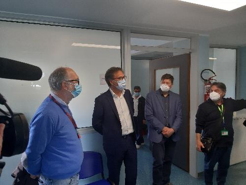 Il vicegovernetaore Riccardo Riccardi, accompagnato dai consiglieri regionali Mauro Di Bert e Alberto Budai, mentre i visita gli spazi del nuovo ambulatorio