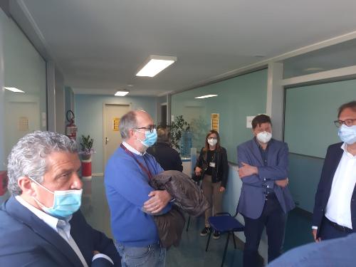 Il vicegovernatore Riccardo Riccardi mentre visita l'ambulatorio di Palmanova con il sindaco Martines e i consiglieri regionali Di Bert e Budai. 