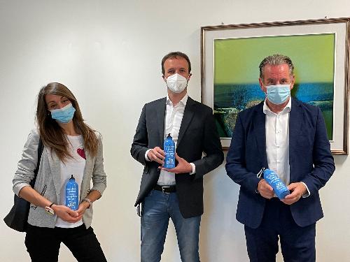 L'assessore regionale alla Difesa dell'ambiente, Fabio scoccimarro, con Valentina Martinis, ideatrice del gruppo social 'ripuliAMOci challenge'