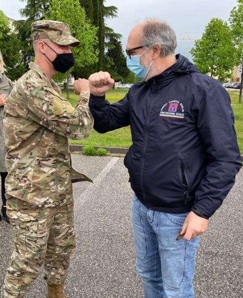 Il vicegovernatore del Friuli Venezia Giulia, Riccardo Riccardi, assieme al comandante del 31esimo Fighter Wing, brigadier general Jason E. Bailey, alla Aviano Air Base.