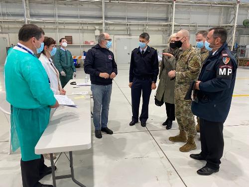 Il vicegovernatore del Friuli Venezia Giulia, Riccardo Riccardi, assieme al comandante dell’Aeroporto "Pagliano e Gori" di Aviano, colonnello pilota Luca Crovatti, e al comandante del 31esimo Fighter Wing, brigadier general Jason E. Bailey, alla Aviano Air Base durante la vaccinazione del personale italiano della base.