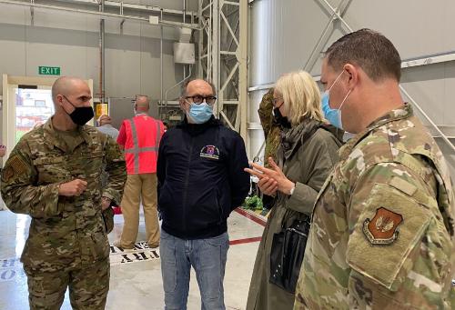 Il vicegovernatore del Friuli Venezia Giulia, Riccardo Riccardi, assieme al comandante dell’Aeroporto "Pagliano e Gori" di Aviano, colonnello pilota Luca Crovatti, e al comandante del 31esimo Fighter Wing, brigadier general Jason E. Bailey, alla Aviano Air Base durante la vaccinazione del personale italiano della base.