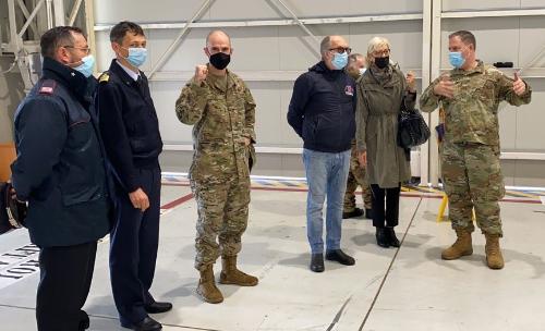 Il vicegovernatore del Friuli Venezia Giulia, Riccardo Riccardi, assieme al comandante dell’Aeroporto "Pagliano e Gori" di Aviano, colonnello pilota Luca Crovatti, e al comandante del 31esimo Fighter Wing, brigadier general Jason E. Bailey, alla Aviano Air Base durante la vaccinazione del personale italiano della base.