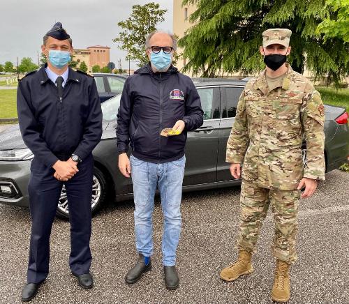 Il vicegovernatore del Friuli Venezia Giulia, Riccardo Riccardi, assieme al comandante dell’Aeroporto "Pagliano e Gori" di Aviano, colonnello pilota Luca Crovatti, e al comandante del 31esimo Fighter Wing, brigadier general Jason E. Bailey, alla Aviano Air Base.