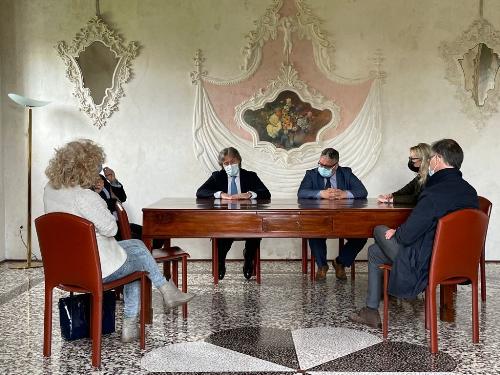 L'incontro dell'assessore regionale alle Attività Produttive Bini con la giunta comunale nel Municipio di Spilimbergo