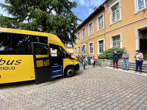 una fase della cerimonia di consegna del nuovo scuolabus al Comune di Bertiolo